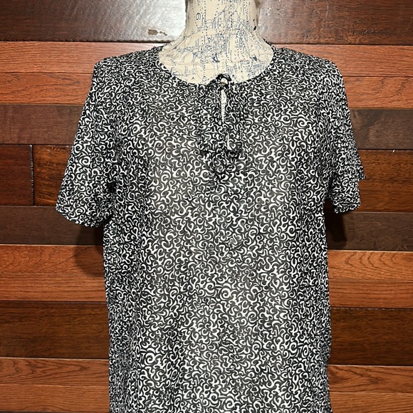 Blair Scoop Neck Short Sleeve Sheer Black and White Geometric Pattern Blouse - Picture 4 of 9